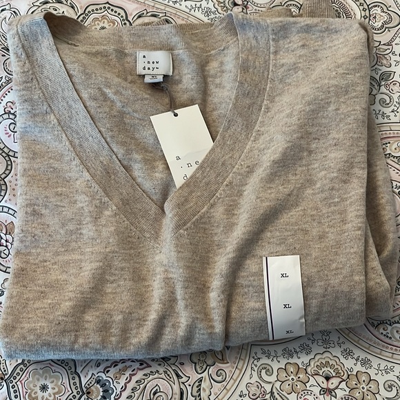 ✳️ AND oatmeal colored V neck Pull over sweater - Picture 7 of 7